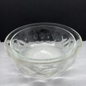Vintage clear Pyrex glass 8.75” bowl with teardrop pattern